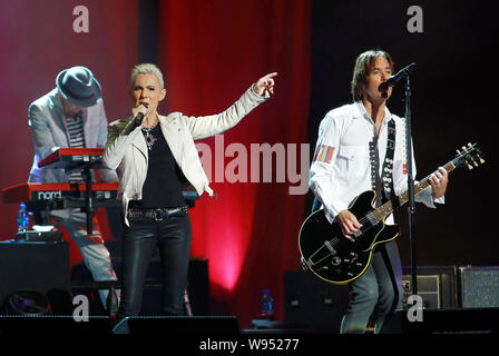 Musica pop svedese duo Roxette esegue in un concerto del suo tour mondiale a MasterCard Center di Pechino, 12 marzo 2012. Foto Stock