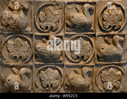 Gli uccelli hanno voluto firmare fine del 7th, prima metà dell' VIII secolo Prov. Eshaqabad (circa) Rayy Iran Persie (scolpiti in stucco) Foto Stock