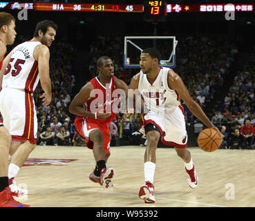 Garrett Tempio dei Miami Heat, destra, sfide Chris Paul dei Los Angeles Clippers durante la loro seconda partita del NBA Cina giochi in Shangha Foto Stock