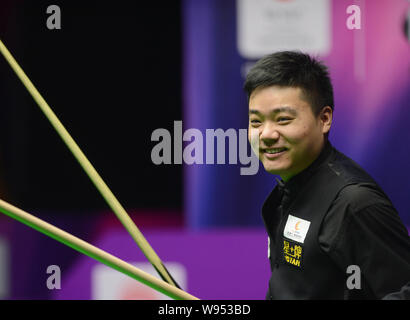 Ding Junhui della Cina reagisce come egli compete contro Zhou Yuelong della Cina per il loro match di primo turno durante il 2012 World Snooker Champi internazionale Foto Stock