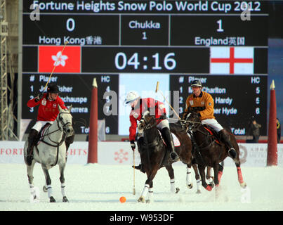 Un giocatore di Hong Kong (arancione) e giocatori di Inghilterra (rosso) competere in un match durante Asias prima neve Polo di Coppa del Mondo a Tianjin, Cina, 4 Febbraio 20 Foto Stock