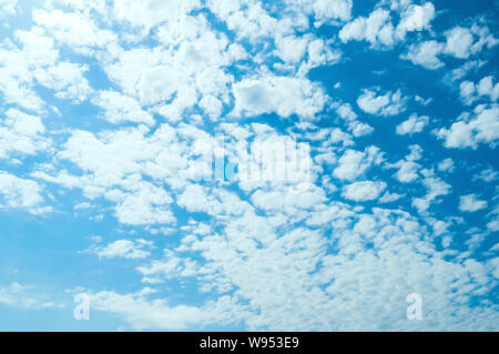 Blu cielo drammatico sfondo bianco - drammatico le nuvole colorate illuminate dalla luce del sole. Vasto paesaggio sky scena panoramica. Sunny blue sky scena Foto Stock