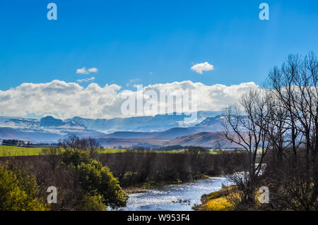 Picture Perfect Snow capped Drakensberg montagne e pianure verdi in Underberg vicino Sani Pass Africa Foto Stock