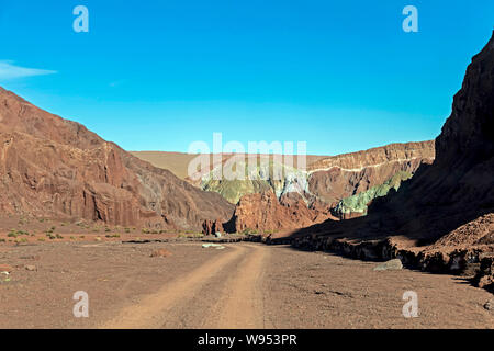 Strada in colorate montagne minerali, parte dei paesaggi di Rainbow Valley conosciuto anche come Valle de Arco Iris nel deserto di Atacama nel Cile