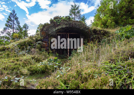 Poco abbandonato bunker accanto a Lagoa Rasa, isola Sao Miguel, Azzorre, Portogallo Foto Stock