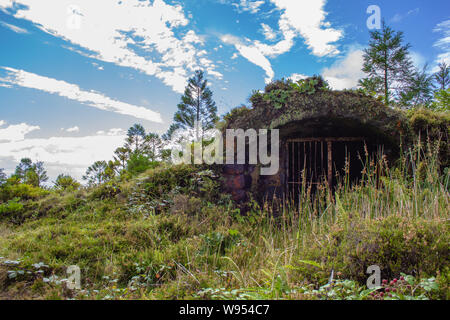 Poco abbandonato bunker accanto a Lagoa Rasa, isola Sao Miguel, Azzorre, Portogallo Foto Stock