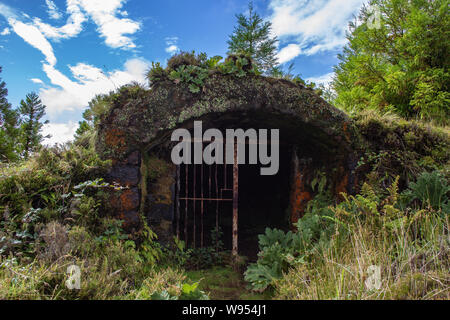 Poco abbandonato bunker accanto a Lagoa Rasa, isola Sao Miguel, Azzorre, Portogallo Foto Stock