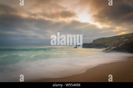 Poco Fistral vicino al promontorio di Newquay In Cornovaglia al tramonto, durante l'estate Foto Stock