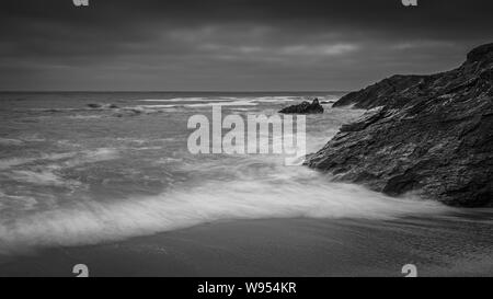 Poco Fistral vicino al promontorio di Newquay In Cornovaglia al tramonto, durante l'estate Foto Stock