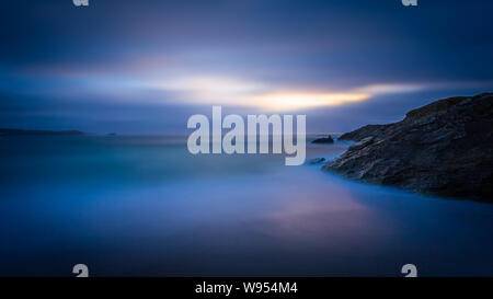Poco Fistral vicino al promontorio di Newquay In Cornovaglia al tramonto, durante l'estate Foto Stock