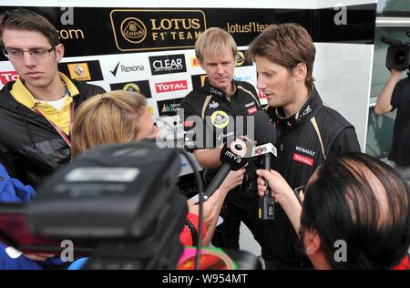 Il francese F1 driver Romain Grosjean del team Lotus-Renault viene intervistato durante una conferenza stampa in Cina a Shanghai, 12 aprile 2012. La formula Foto Stock