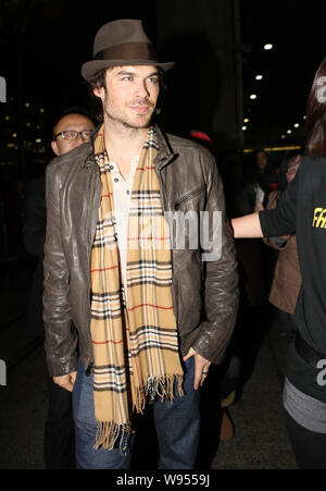 Attore americano Ian Somerhalder arriva presso l'Aeroporto Internazionale di Shanghai Pudong di Shanghai, Cina, 27 dicembre 2012. Attrice canadese Nina Dobr Foto Stock