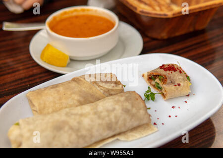 La cucina turca - vegetariana wrap con pepe rosso sulla parte superiore Foto Stock