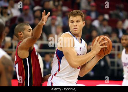 Blake Griffin dei Los Angeles Clippers, destra, sfide Shane Battier dei Miami Heat durante una partita di basket della NBA i loro giochi di Cina in bei Foto Stock