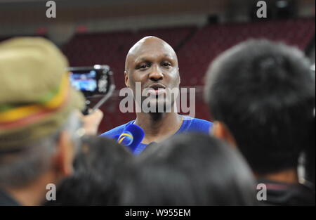 Lamar Odom del Los Angeles Clippers viene intervistato durante una sessione di formazione a Pechino in Cina, 10 ottobre 2012. Il Miami Heat e Los Angel Foto Stock