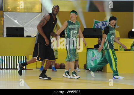 La superstar NBA Kobe Bryant, sinistra, Taiwanese cantante e attore Jay Chou, destra e gli altri giocatori sono illustrati in una stella mostra di pallacanestro di gioco e m Foto Stock