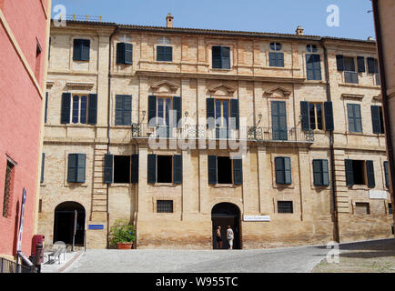 La Torre Civico, torre di città, anche noto come la Torre del Borgo, nel centro della piccola città di Recanati, Italia, ospita un piccolo museo Foto Stock