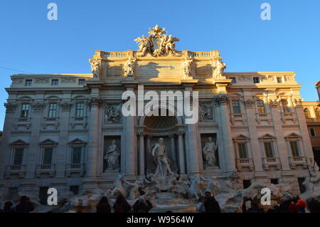 Bellissima e magnifica Fontana di Trevi nel centro di Roma in Italia Foto Stock