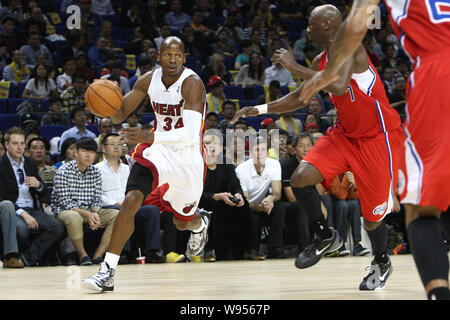 Ray Allen dei Miami Heat, sinistra, sfide di Lamar Odom, a destra del Los Angeles Clippers durante il loro secondo incontro della loro NBA Cina giochi in Sha Foto Stock