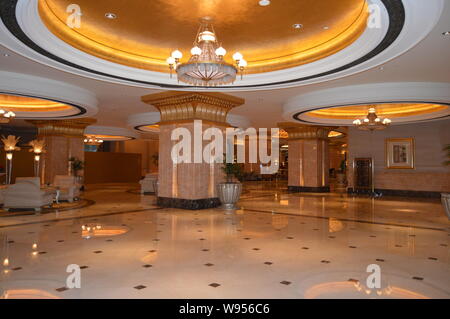 Maestosa e sontuosa spiaggia di fronte hotel cinque stelle noto come Emirates Palace di Abu Dhabi Emirati arabi uniti Foto Stock