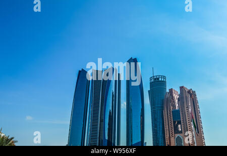 Etihad torri da Jumeirah ,una serie di cinque edifici alti e hotel di Abu Dhabi Corniche , EMIRATI ARABI UNITI Foto Stock