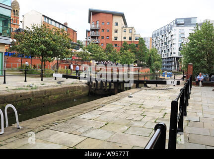 Recinzione di sicurezza installato di recente intorno a Tib Lock sul Rochdale canal nel centro di Manchester. Questo a seguito di incidente di annegamento nel marzo 2018 Foto Stock