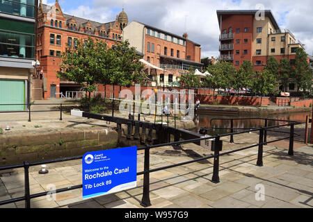 Recinzione di sicurezza installato di recente intorno a Tib Lock sul Rochdale canal nel centro di Manchester. Questo a seguito di un incidente di annegamento nel marzo 2018 Foto Stock