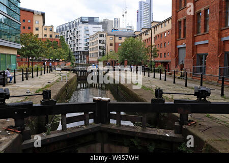 Recinzione di sicurezza recentemente installato intorno alla vasta Tib Lock sul Rochdale canal nel centro di Manchester. Questo a seguito di un incidente di annegamento nel marzo 2018 Foto Stock