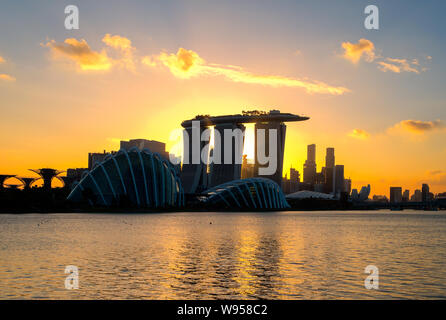 La città di Singapore vista del centro business area di costruzione da marina barrage durante il tramonto a Singapore. Foto Stock