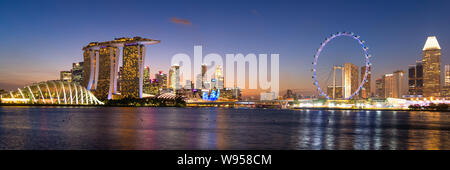 Panorama di business downtown area di costruzione durante il Twilight time a Singapore. Foto Stock