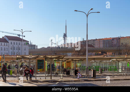 Persone turistico o di attendere per autobus a Praha ÚAN Florenc, Praga terminal principale degli autobus, a Praga, nella Repubblica ceca e lo sfondo della torre della televisione. Foto Stock