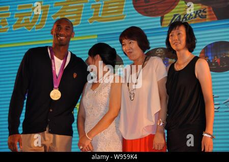 NBA superstar Kobe Byrant, sinistra, indossa il suo Londra basket olimpico medaglia d oro pone con gli ospiti durante un banchetto di beneficenza di Kobe Bryant Cina Foto Stock