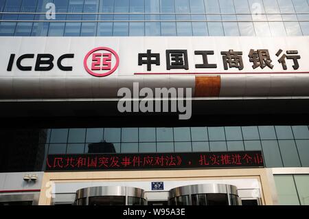 --File--Vista di un ramo della ICBC (industriale e banca commerciale della Cina) nella città di Qingdao, est Chinas provincia di Shandong, 15 novembre 2011. Temasek Foto Stock