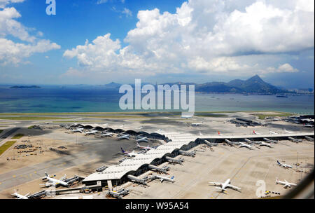 --FILE--Vista aerea del jet presso l'Aeroporto Internazionale di Hong Kong, conosciuto anche come aeroporto Chek Lap Kok, a Hong Kong, Cina, 17 agosto 2011. T Foto Stock