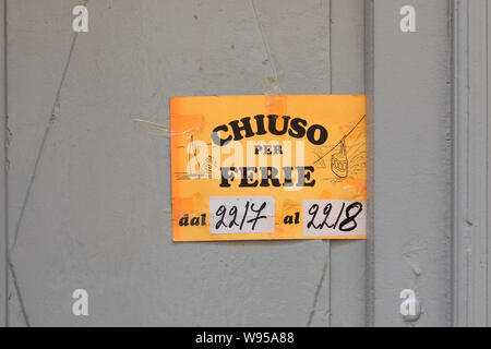 Chiuso / negozio chiuso cartello in italiano a causa di Italia Covid-19  pandemic. Per Coronavirus in Italia, chiusure di imprese italiane. VEDERE  LE NOTE Foto stock - Alamy