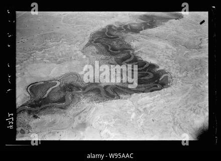 Viste di aria della Palestina. Volare a sud oltre il Giordano Rift. La Giordania la zig-zag meandri. Molte miglia di fiume in relativamente breve distanza Foto Stock