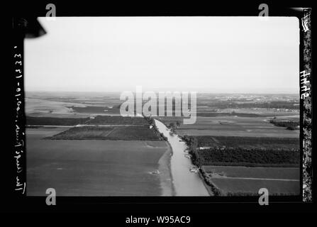 Viste di aria della Palestina. Jaffa, Auji Fiume e Levant Fair. Fiume Auji. Guardando verso Est lungo il ruscello Foto Stock