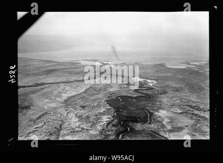 Viste di aria della Palestina. Volare a sud oltre il Giordano Rift. Fiume Giordano. Mostra luogo del battesimo, il Convento di San Giovanni e il nuovo edificio abissino. Mar Morto a distanza Foto Stock