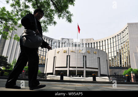 --File -- un poliziotto paramilitari passeggiate passato la sede e sede del PBOC (popoli Banca di Cina), porcellane banca centrale di Pechino, 3 Maggio 2 Foto Stock