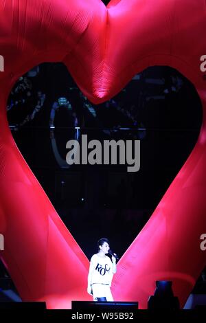 Cantante Taiwanese Rene Liu esegue durante una Rock Record trentesimo anniversario festeggiato in concerto in Hangzhou, est Chinas nella provincia di Zhejiang, 21 luglio 2012. Foto Stock