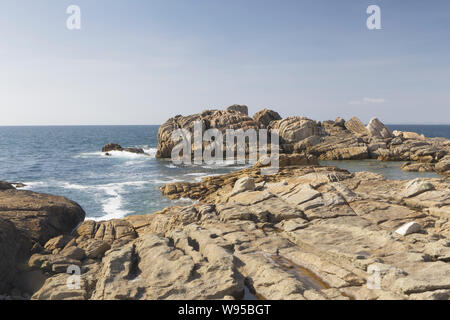 Costa rocciosa di Penmarch in Bretagna, Francia. Foto Stock