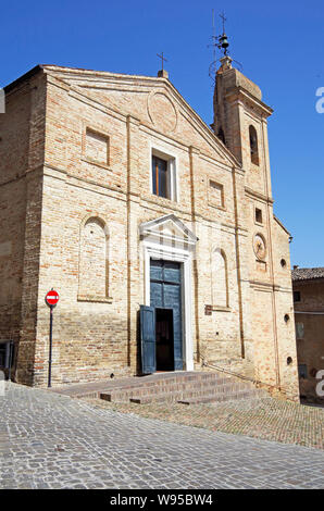Il piccolo e piuttosto indefinito chiesa di S. Maria di Montemorello, a Recanati, Italia, attraverso il piccolo quadrato dalla Casa Leopardi, Foto Stock