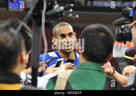 Grant Hill del Los Angeles Clippers viene intervistato durante una sessione di formazione a Pechino in Cina, 10 ottobre 2012. Il Miami Heat e Los Angel Foto Stock