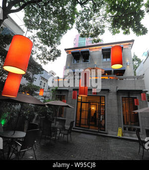 Le luci sono appeso sopra il cortile di un ristorante sulla strada Jinxian fashion street nel centro cittadino di Shanghai, Cina, 10 settembre 2012. Strada Jinxian ho Foto Stock