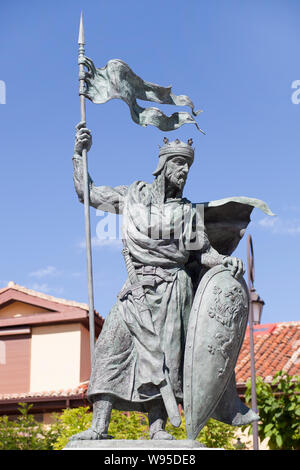 Leon, Spagna - Giugno 25th, 2019: Alfonso IX, XII secolo re di León e la Galizia. Monumento a Santo Martino square, León, Spagna. Scolpito da Estanisla Foto Stock