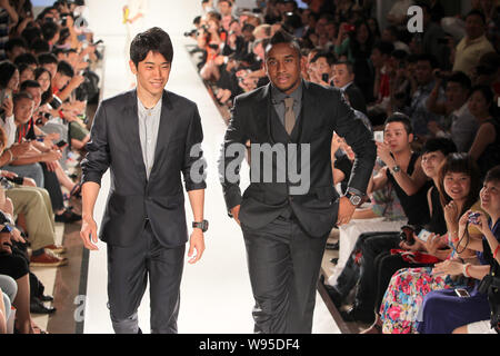 Oliveira Anderson, destra e Shinji Kagawa del Manchester United frequentare un orologio fashion show di Hublot in Cina a Shanghai, 26 luglio 2012. Manchester Foto Stock