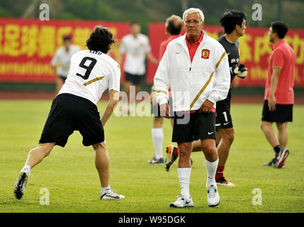Marcello Lippi, il nuovo allenatore del Guangzhou Evergrande football club, è raffigurato durante una sessione di formazione di Guangzhou Evergrande in Guangzhou c Foto Stock