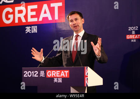 Jeremy Hunt, il Segretario di Stato britannico per la cultura, Olimpiadi, mezzi di informazione e lo sport, parla durante la UKs grande campagna in Cina a Shanghai, 11 aprile 2012. T Foto Stock