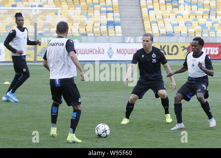 Kiev, Ucraina. 12 Ago, 2019. RUUD VORMER (2-R) del Club Brugge in azione con i giocatori di squadra al Olimpiyskiy Stadium, a Kiev, Ucraina, 12 agosto 2019. Club Brugge dovrà affrontare la FC Dynamo Kyiv durante la UEFA Champions League terzo turno di qualificazione della seconda gamba partita di calcio al Olimpiyskiy stadium a Kiev il 13 agosto 2019. Credito: Serg Glovny/ZUMA filo/Alamy Live News Foto Stock