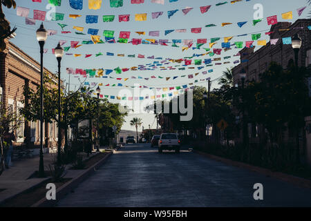 Bandiere colorate over street in Messico Foto Stock